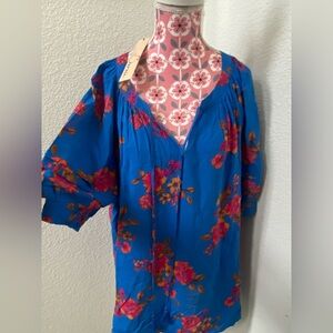 LES SERENE  NWT/ stich fix Floral Blue Women's Top